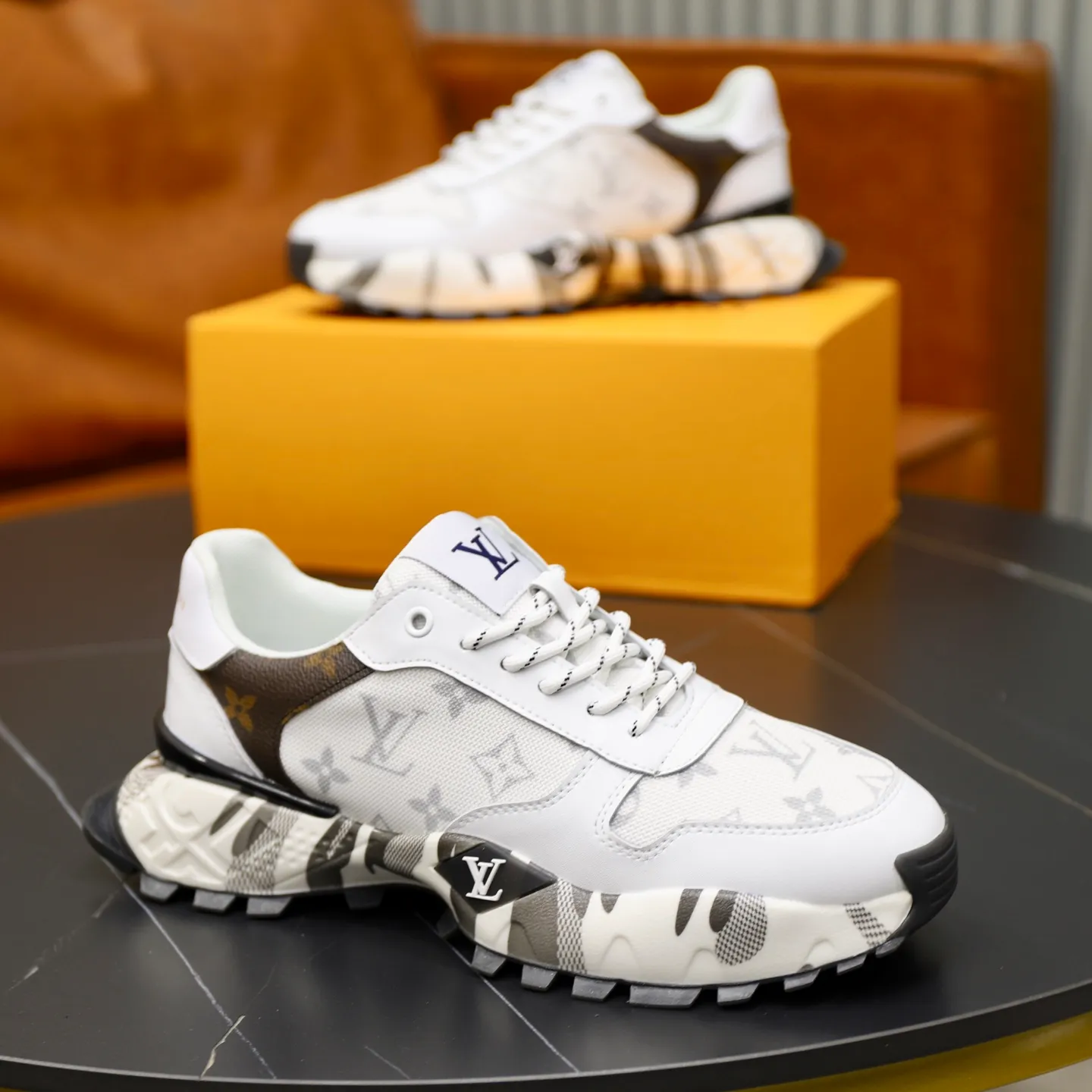 Ex-factory price: 462💰🙅‍♂️🙅‍♂️🙅‍♂️ Brand: LV Louis Vuitton Standard code: 38-44 (45 customized) Grade: Same as the official website Material: Original material spliced with brand cloth Comfortable and breathable lining Lightweight and wear-resistant sports outsole Style category: Men's fashionable casual shoes Running sneakers Distinguished luxury brand elements Top luxury Color: actual picture color